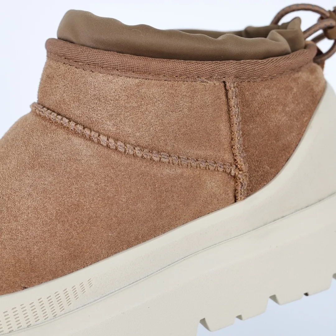 Copy price 💰700 Core recommendation Good price It is a very suitable choice for home furnishings. In recent years, uug has launched a series of styles, which are partial to the preferences of young consumers and have also moved to the forefront of fashion trends. Shoe material: water-repellent coated suede upper, 17mm UGGPURE™ implantable wool insole, lightweight non-slip and comfortable rubber outsole, with brand LOGO and trademark. Comes with a full set of packaging. Size: 35 36 37 38 39 40 41 42 43 44 45
